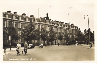 123336 Gezicht op de Van Sypesteynkazerne (Leidseweg 22) te Utrecht.